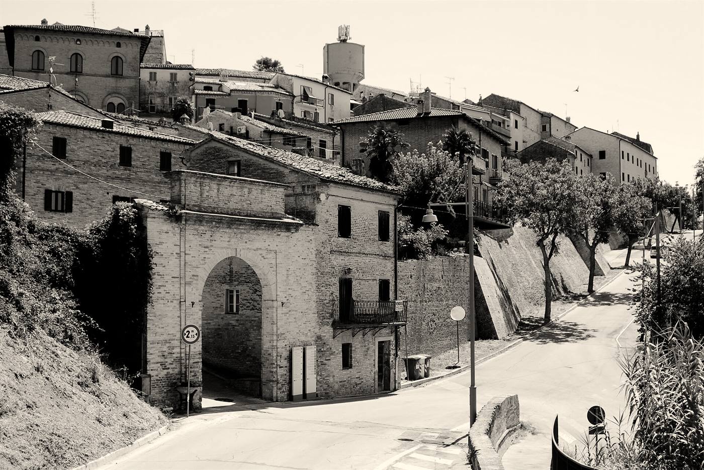 Una porta nelle mura di Montelupone, con la strada che sale verso il centro