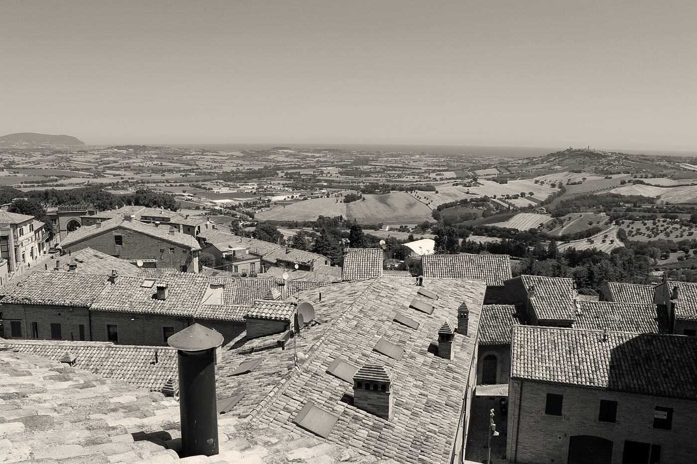 I tetti del centro storico e la campagna fino all'orizzonte
