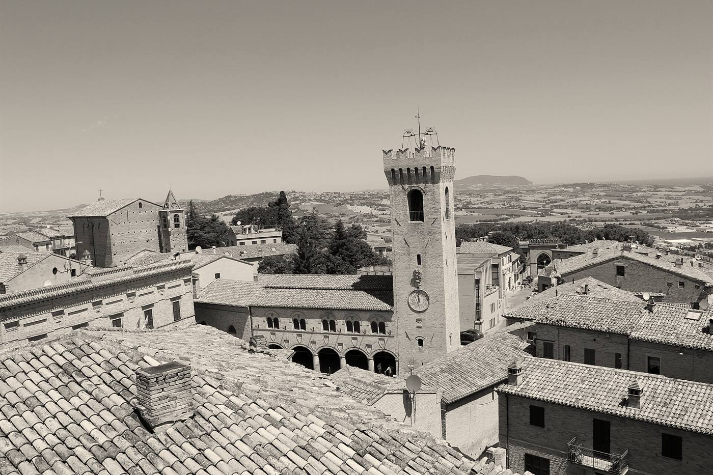 La Torre civica vista dall'alto tra i tetti del centro storico
